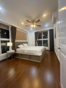 下龙湾Homestay Bai Chay Ha Long ( Ocean View)的一间卧室配有一张床和吊扇