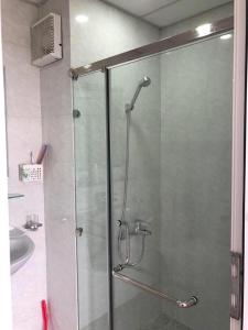 下龙湾Homestay Bai Chay Ha Long ( Ocean View)的浴室里设有玻璃门淋浴
