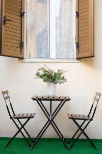 皮昂比诺Green Coast House 5的两把椅子和一张带花瓶的桌子