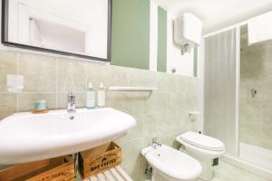 皮昂比诺Green Coast House 5的一间带水槽和卫生间的浴室