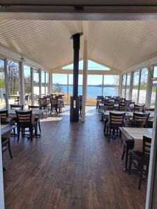 BrändöHotell Gullvivan的一间带桌椅的海景餐厅
