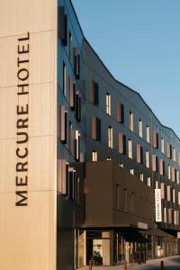 布雷斯特Mercure Brest Centre Port的建筑的侧面有标志