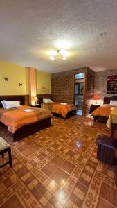 巴尼奥斯东德伊万酒店的酒店客房带两张床和砖墙