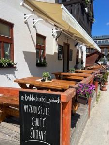 克维尔达Kvildahotel的一间设有木桌的餐厅,餐厅前面有标志