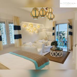 圣费利切-奇尔切奥AMAREA Exclusive Suites的一间卧室设有一张床和一间客厅。