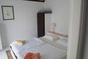 洛斯·亚诺斯·德·阿里丹Strandhaus的一间卧室配有两张带白色床单的床