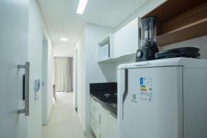 嘎林海斯港Porto Star Prime By AFT的白色的厨房配有冰箱和炉灶。