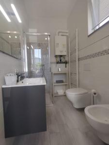 加利安奴Elicriso的白色的浴室设有水槽和卫生间。