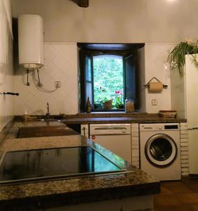BárzanaLa Naranxa的厨房配有水槽和洗衣机
