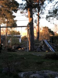 格里姆斯塔Sørlandsidyll nær by og Dyreparken的院子中的栅栏和树