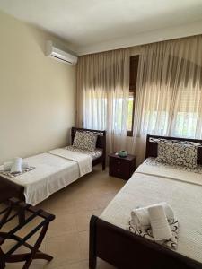 尼基季Nikitihouse Apartments 1的酒店客房设有两张床和窗户。