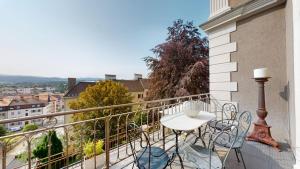 拉绍德封Architectural gem with vintage charm的设有一个配有桌椅并享有美景的阳台。