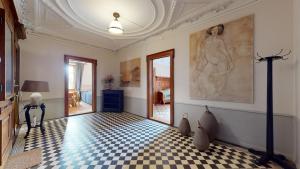 拉绍德封Architectural gem with vintage charm的一间设有 ⁇ 格地板和墙上绘画的房间