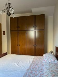 PianellaCasa Adalgisa的一间卧室配有一张床和一个大型木制橱柜