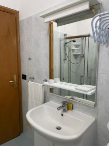 PianellaCasa Adalgisa的白色的浴室设有水槽和镜子