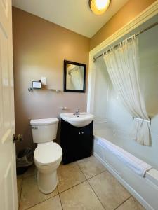 蒙克顿蒙克顿美景汽车旅馆的浴室配有卫生间、盥洗盆和浴缸。