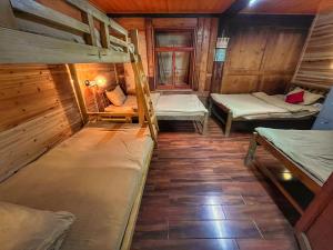 香格里拉Tavern Hostel仁和客栈的小屋内带三张双层床的客房