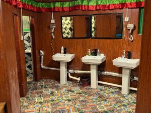 香格里拉Tavern Hostel仁和客栈的浴室设有2个水槽和镜子