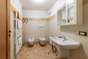 加尔尼亚诺彼得潘住宿加早餐酒店的一间带水槽和卫生间的浴室