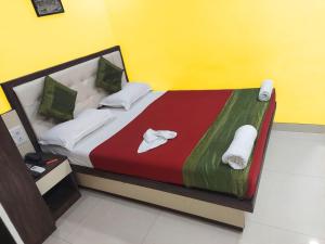 孟买Afra Dormitory For Female & Male 5 Min From Airport的一间卧室配有带毛巾的床