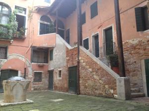 威尼斯卡波特拉公寓的庭院中一座古老的砖砌建筑,有楼梯