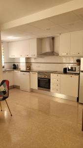 圣卡洛斯拉腊皮塔Apartamento Sol y Mar的厨房配有白色橱柜和炉灶烤箱。
