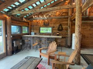 黑利Bear Lodge with private Pool, Hottub, and Sauna!的小木屋设有酒吧和椅子