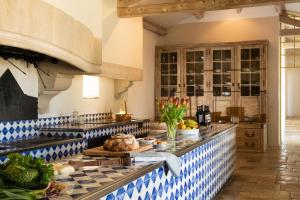 Puy-lʼÉvêqueChâteau Gautoul的厨房配有蓝色和白色瓷砖台面