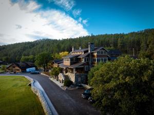 卡斯特Creekside Lodge at Custer State Park Resort的享有高山上大房子的空中景色