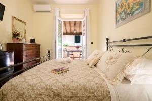 圣温琴佐La Casa di Lisa的一间卧室配有一张床,上面有一本书