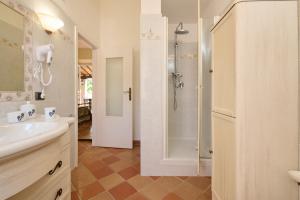 圣温琴佐La Casa di Lisa的带淋浴和盥洗盆的浴室