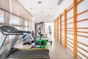 卡拉德费斯特拉特Casa Claire的健身房设有跑步机和健身自行车