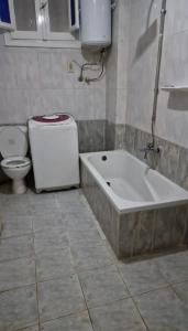 亚历山大فيلا 110 قريه سلاح المهندسين的一间带卫生间和浴缸的浴室