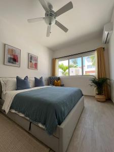 蓬塔卡纳Casa Mulata Coral Village Pool & Playa 2的一间卧室配有一张带吊扇的床
