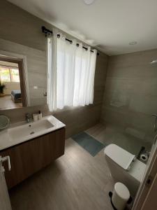 蓬塔卡纳Casa Mulata Coral Village Pool & Playa 2的浴室配有白色卫生间和盥洗盆。