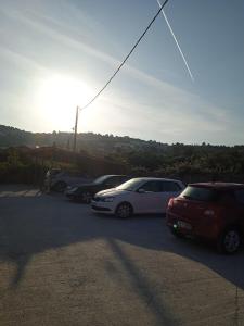 阿尔戈斯托利翁Ionian residence的停在停车场的一群汽车