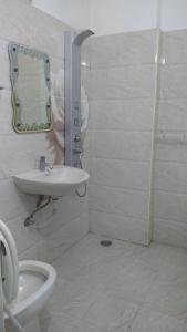 Hitech Shilparamam Guest House的一间浴室