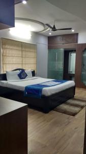 海得拉巴Hitech Shilparamam Guest House的卧室设有一张大床,拥有天花板