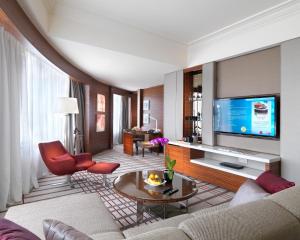 八打灵再也世界酒店的带沙发和电视的客厅