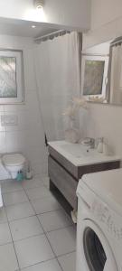 帕尔斯Chalet Sol y Sombra的白色的浴室内配有洗衣机。