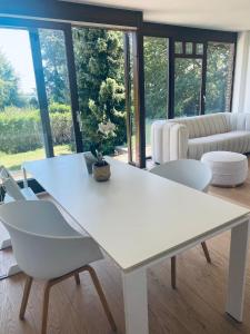 HerveChalet au pays de Herve的客厅配有白色的桌椅