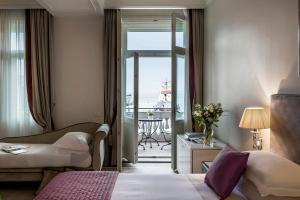 的里雅斯特里雅斯特萨瓦尔星际酒店的酒店客房设有两张床和一个阳台。