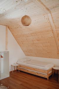 VrbicePura Vida Vrbice的木天花板的客房内的一张床位