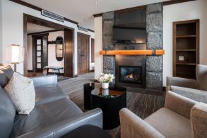 惠斯勒尼塔湖旅舍的客厅配有壁炉和沙发。