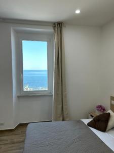 奇维塔韦基亚Stella di Mare的一间卧室设有海景窗户