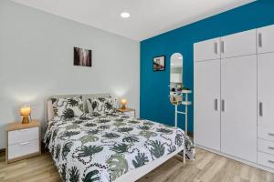 阿利坎特Umihouse apartamentos centro Alicante的一间卧室设有一张床和蓝色的墙壁