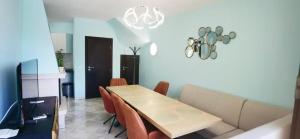 阳光海滩Dream Villa in Imperial Heights Villas的一间带桌子和沙发的用餐室