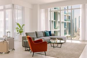 迪拜Sonder Downtown Towers的客厅配有沙发和桌子