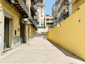 巴勒莫Palermo Central的城市中一座空洞的小巷,有建筑