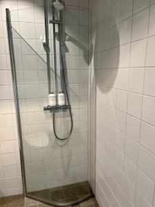 Örby塔瓦斯凯特拉酒店的浴室铺有白色瓷砖,设有淋浴。